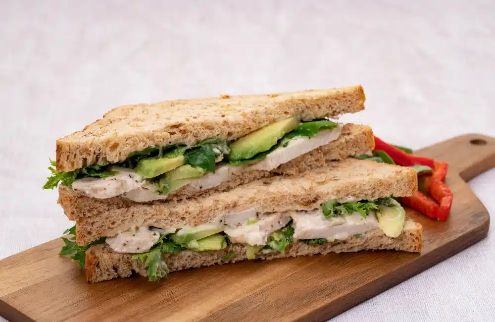 แซนด์วิชอกไก่อะโวคาโด