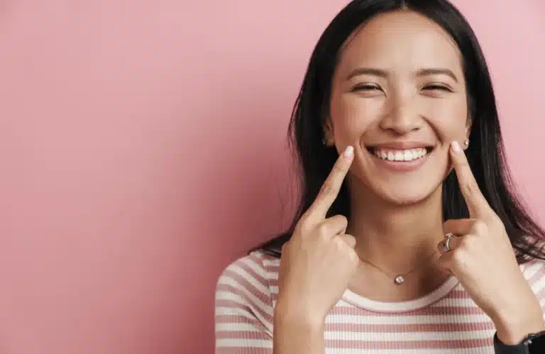 ร่องแก้มลึก